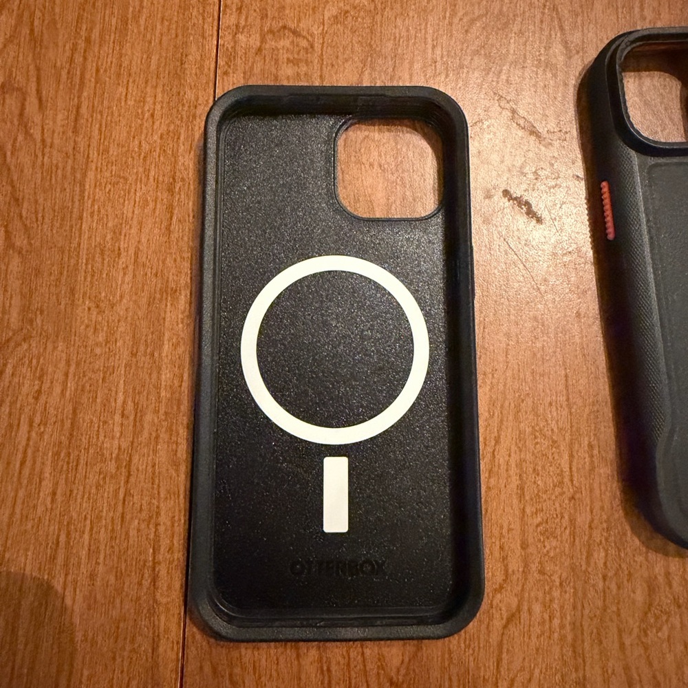 OtterBox Black Case with White MagSafe Ring